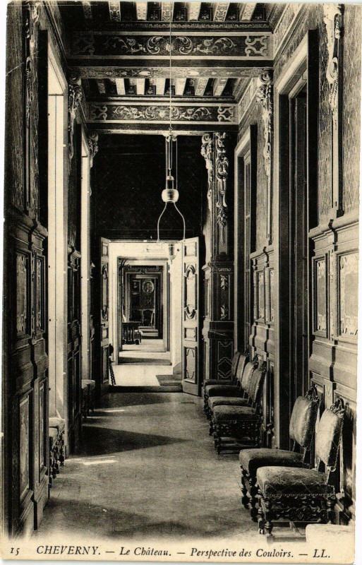 Carte postale ancienne Cheverny-Le Chateau-Perspective des Couloirs à Cheverny