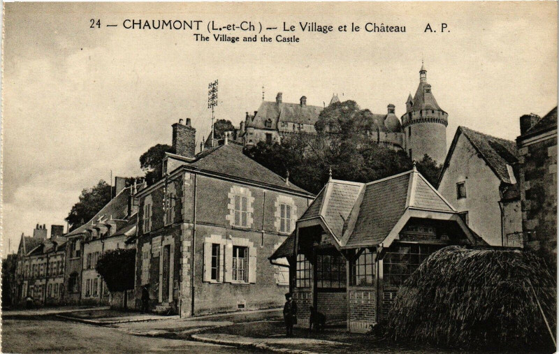 Carte postale ancienne Chaumont-Le Village et le Chateau