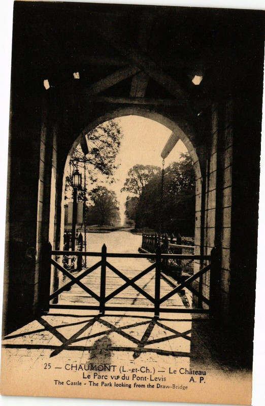 Carte postale ancienne Chaumont-Le Chateau-Le Parc vu du Pont Levis