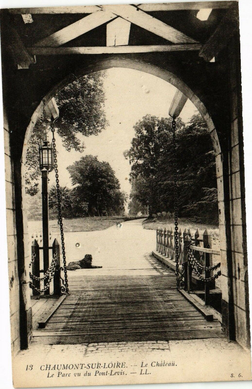 Carte postale ancienne Chaumont-sur-Loire-Le Chateau-Le Parc vu du Pont Levis à Chaumont-sur-Loire