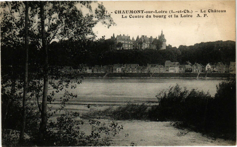 Carte postale ancienne Chaumont-sur-Loire-Le Chateau-Le Centre du bourg et la Loire à Chaumont-sur-Loire
