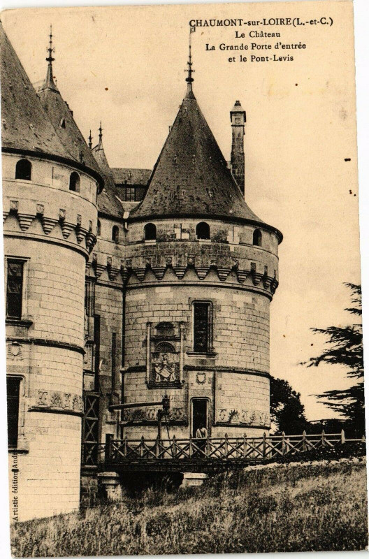 Carte postale ancienne Chaumont-sur-Loire-Le Chateau-La Grande Porte d'entrée et le Pont à Chaumont-sur-Loire