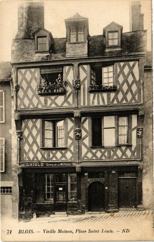 Carte postale ancienne Blois-Vieille Maison-Place St-Louis à Blois
