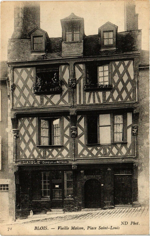 Carte postale ancienne Blois-Vieille Maison-Place St-Louis à Blois