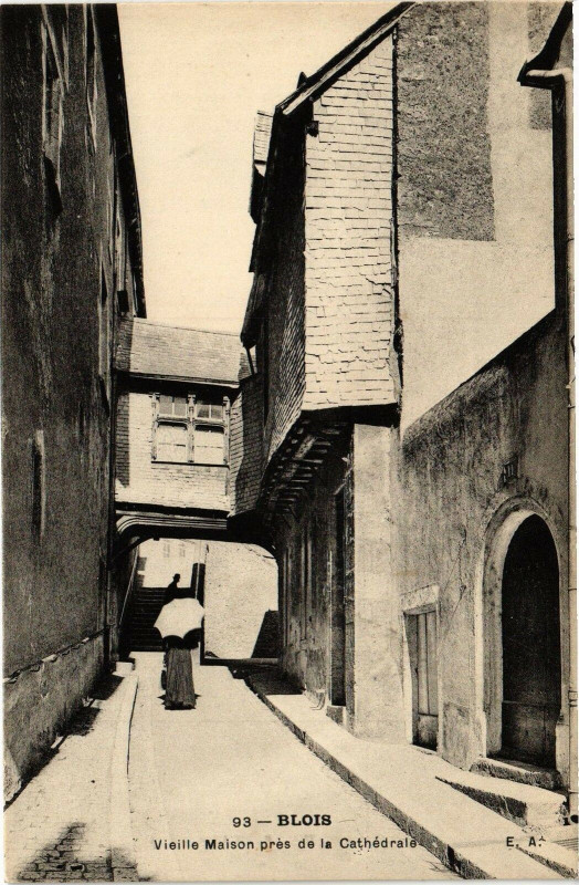 Carte postale ancienne Blois-Vieille Maison Pres de la Cathédrale à Blois
