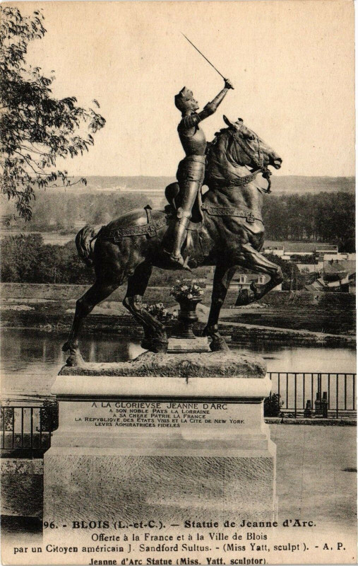 Carte postale ancienne Blois-Statue de Jeanne d'Arc à Blois