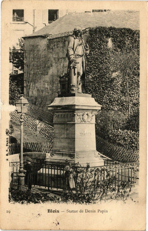 Carte postale ancienne Blois-Statue de Denis Papin à Blois