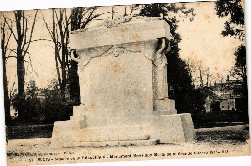 Carte postale ancienne Blois-Square de Republique-Monument eleve aux Morts de Grande à Blois