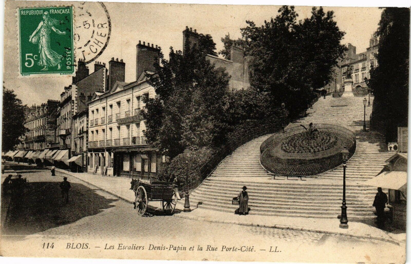 Carte postale ancienne Blois-Les Escaliers Denis Papin et la Rue Porte Cote à Blois