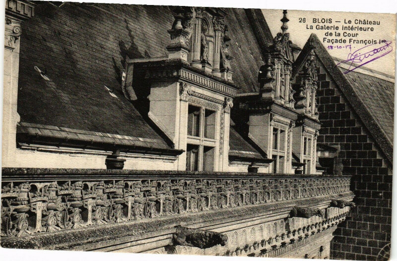 Carte postale ancienne Blois-Le Chateau-La Galerie interieure de la Cour à Blois