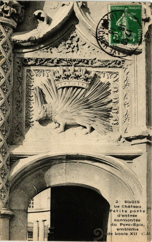 Carte postale ancienne Blois-Le Chateau-Petit porte d'entrée surMontée du Porc Epic à Blois