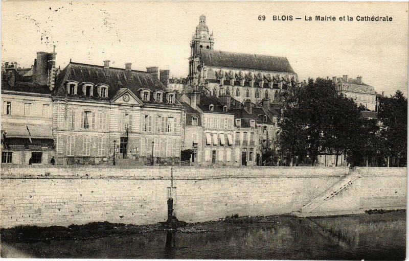 Carte postale ancienne Blois-La Mairie et la Cathédrale à Blois