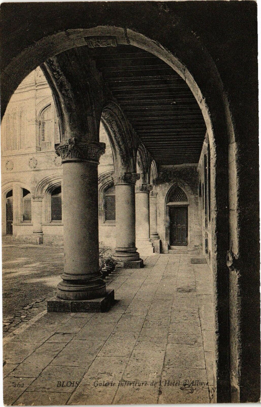 Carte postale ancienne Blois-Galerie interieure de l'Hotel d'Alluye à Blois