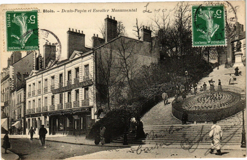 Carte postale ancienne Blois-Denis Papin et Escalier Monumental à Blois