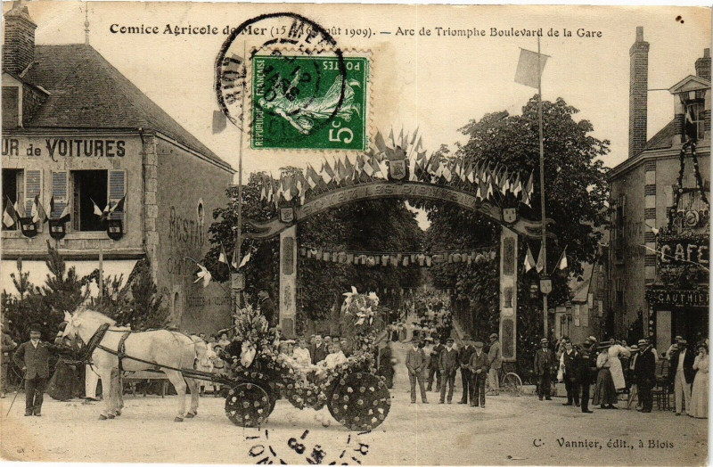 Carte postale ancienne Comice Agricole de Mer - Arc de Triomphe Boulevard de la Gare à Mer