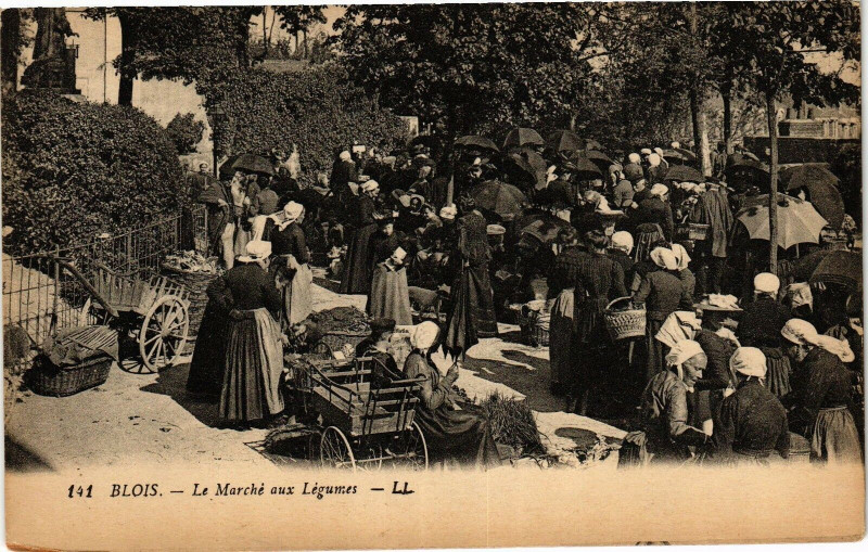 Carte postale ancienne Blois - Le Marché aux Legumes à Blois