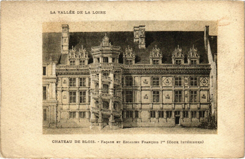 Carte postale ancienne Chateau de Blois-Facade et escalier Francois Ier à Blois