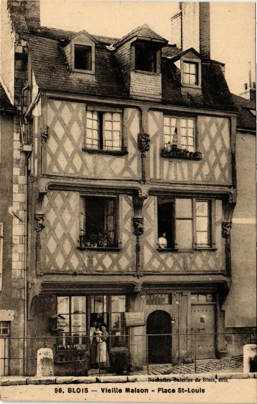 Carte postale ancienne Blois-Vieille Maison-Place St-Louis à Blois