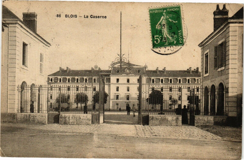 Carte postale ancienne Blois-La Caserne à Blois