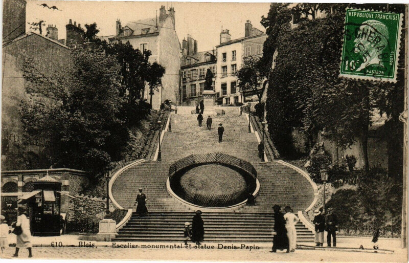 Carte postale ancienne Blois-Escalier monumental et statue Denis Papin à Blois