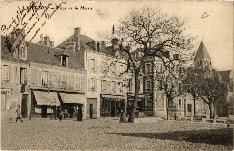 Carte postale ancienne Vierzon - Place de la Mairie à Vierzon