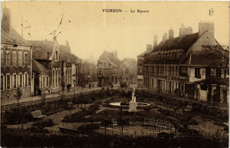 Carte postale ancienne Vierzon - Le Square à Vierzon