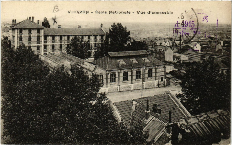 Carte postale ancienne Vierzon - Ecole Nationale - Vue d'ensemble à Vierzon