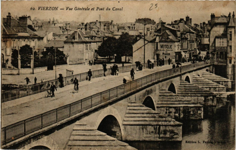 Carte postale ancienne Vierzon - Vue générale et Pont du Canal à Vierzon