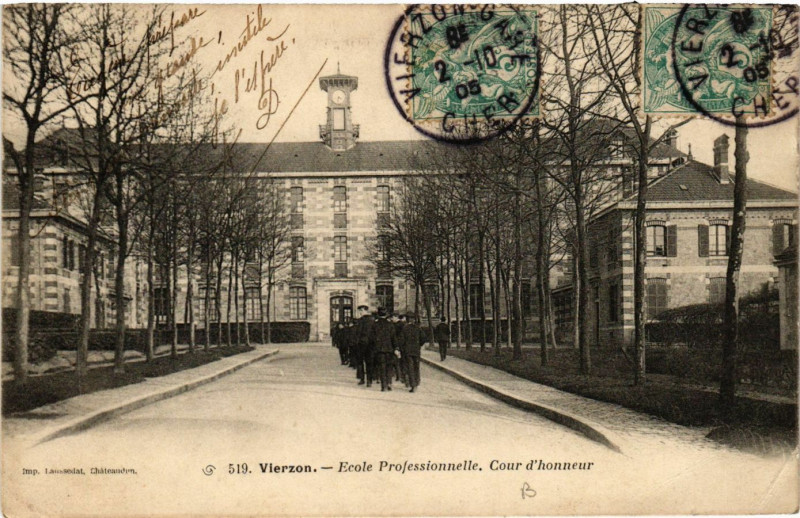 Carte postale ancienne Vierzon - Ecole Professionnelle - Cour d'Honneur à Vierzon