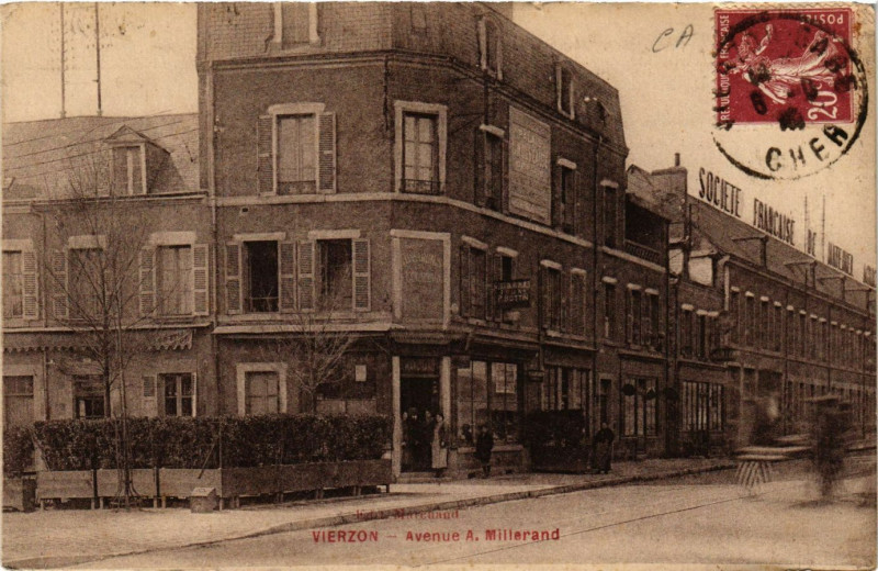 Carte postale ancienne Vierzon - Avenue A. Millerand à Vierzon