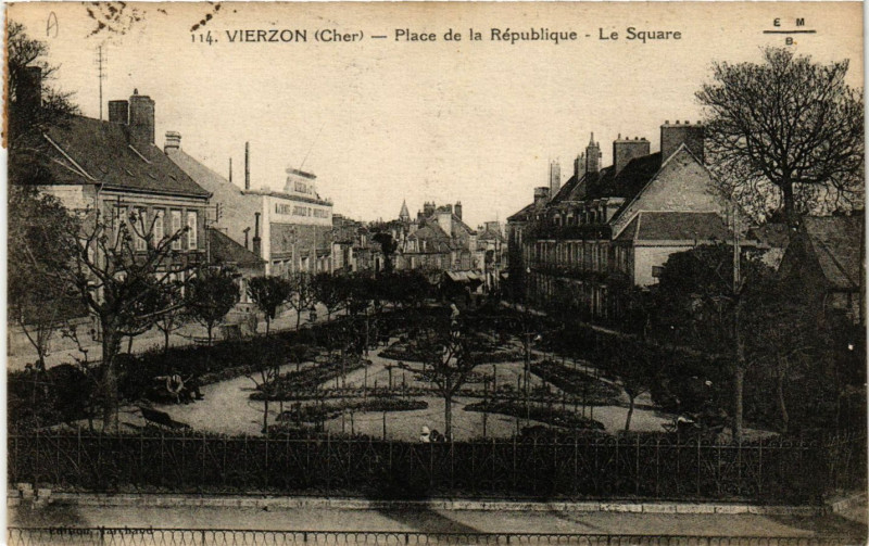 Carte postale ancienne Vierzon - Place de la Republique - Le Square à Vierzon