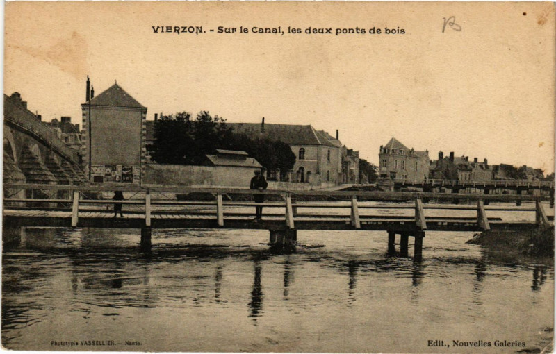 Carte postale ancienne Vierzon - Sur le Canal - Les Deux Ponts de Bois à Vierzon