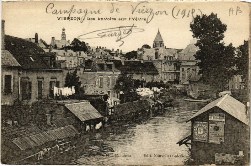 Carte postale ancienne Vierzon - Les Lavoirs sur l'Yevre à Vierzon