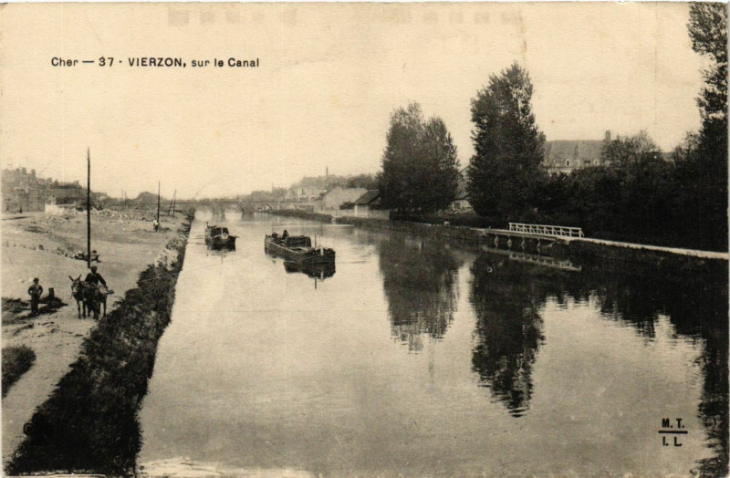 Carte postale ancienne Vierzon - Sur le Canal à Vierzon
