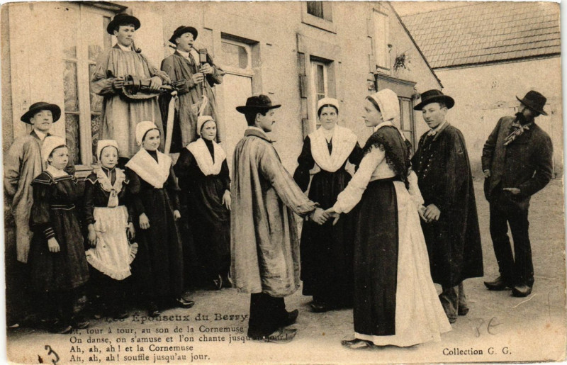 Carte postale ancienne Les Epouseux du Berry - Folklore - Types