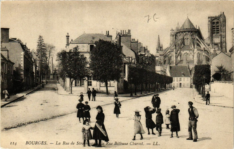 Carte postale ancienne Bourges - La Rue de Strasbourg et la Rue Bethune Charost à Bourges