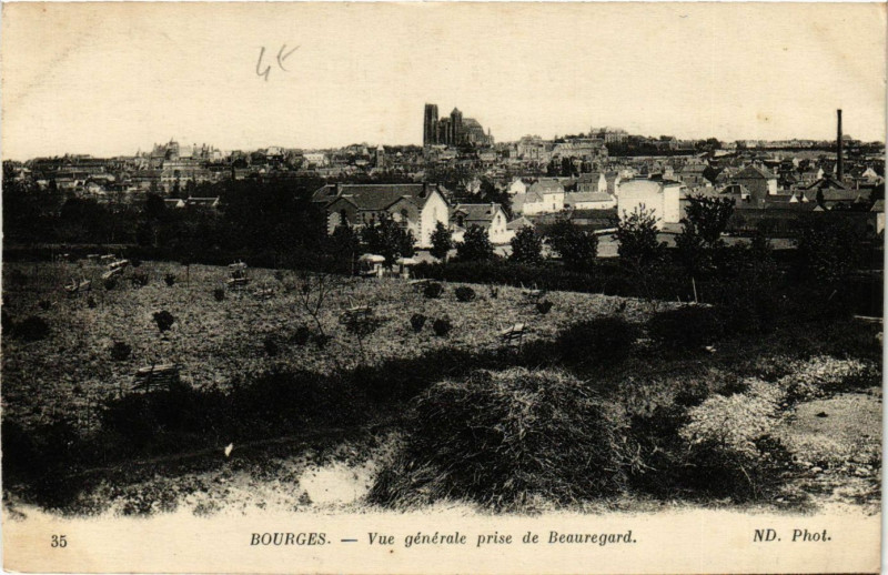 Carte postale ancienne Bourges - Vue générale prise du Beauregard à Bourges