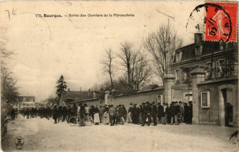 Carte postale ancienne Bourges - Sortie des Ouvriers de la Pyrotechnie à Bourges