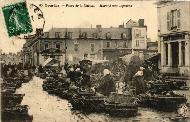 Carte postale ancienne Bourges - Place de la Nation - Marché aux légumes à Bourges