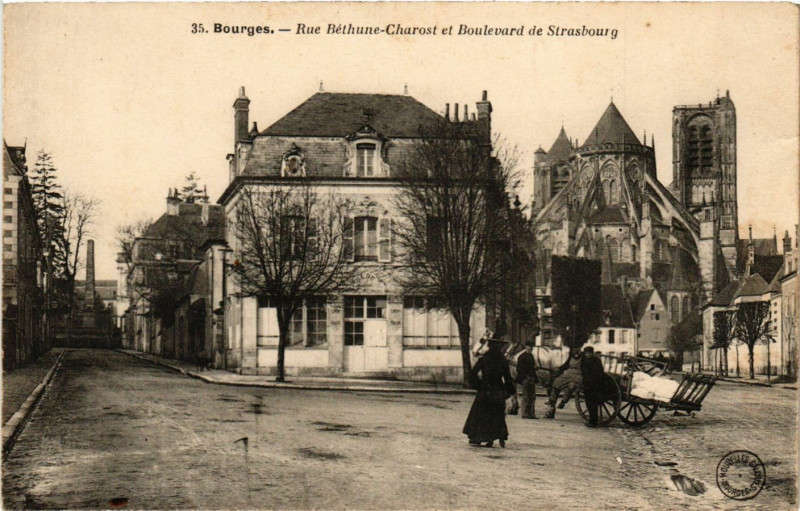 Carte postale ancienne Bourges - Rue Bethune-Charost et Boulevard de Strasbourg à Bourges
