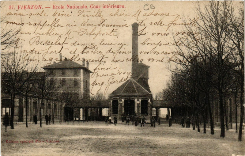 Carte postale ancienne Vierzon - Ecole Nationale - Cour Intérieure à Vierzon