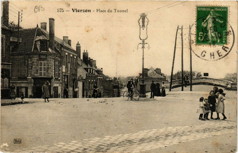 Carte postale ancienne Vierzon - Place du Tunnes à Vierzon