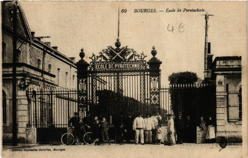 Carte postale ancienne Bourges - Ecole de Pyrotechnie à Bourges