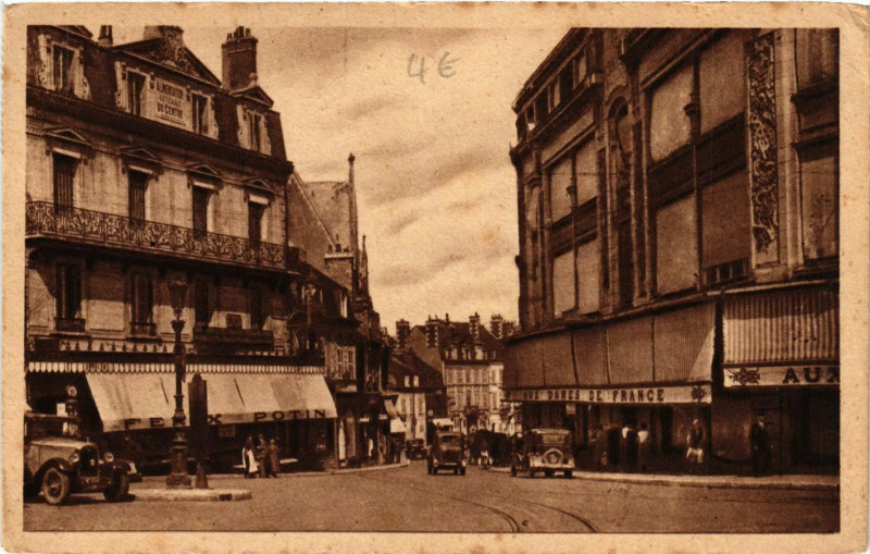 Carte postale ancienne Bourges - Place Planchat à Bourges
