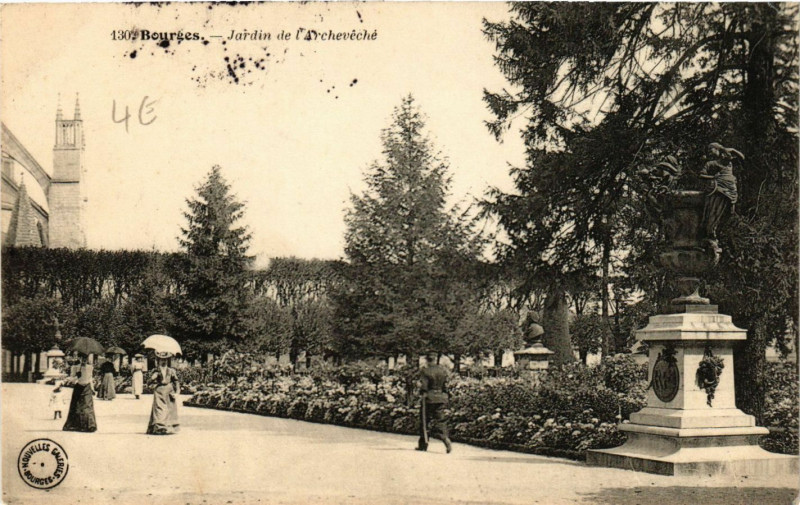 Carte postale ancienne Bourges - Jardin de l'Archeveche à Bourges