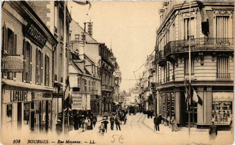 Carte postale ancienne Bourges - Rue Moyenne à Bourges
