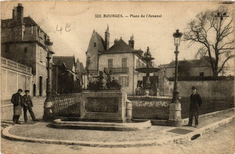 Carte postale ancienne Bourges - Place de l'Arsenal à Bourges