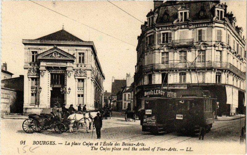 Carte postale ancienne Bourges - La Place Cujas et l'Ecole des Beaux-Arts à Bourges