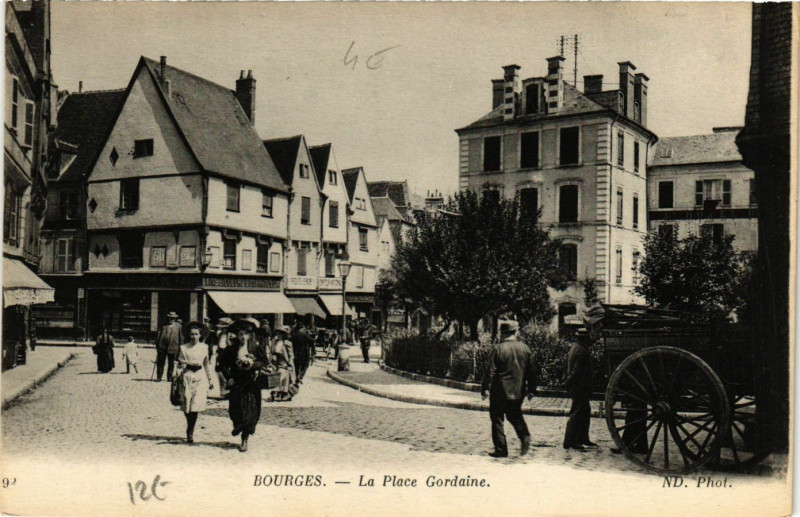 Carte postale ancienne Bourges - La Place Gordaine à Bourges