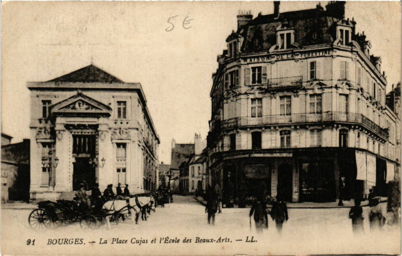 Carte postale ancienne Bourges - La Place Cujas et l'Ecole des Beaux-Arts à Bourges